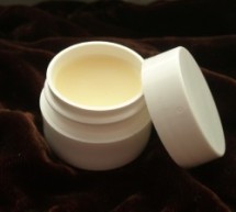 SI TË BËSH VETË LIP GLOSS NATYRAL (EKSKLUZIVE) SI TË BËSH VETË LIP GLOSS NATYRAL (EKSKLUZIVE)
