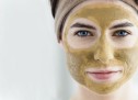 SI TË BËJMË MASKË ME GËSHTENJA KUNDËR RRUDHAVE SI TË BËJMË MASKË ME GËSHTENJA KUNDËR RRUDHAVE