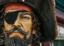 PSE PIRATËT E MBAJNË NJËRIN SY TË MBULUAR? PSE PIRATËT E MBAJNË NJËRIN SY TË MBULUAR?
