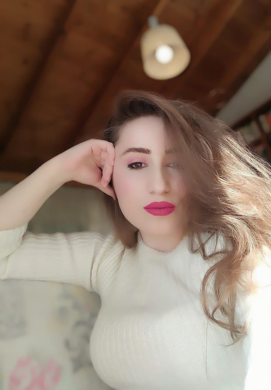 lorena-stroka-biografia-kush-eshte-foto-instagram-gazetare-albstroka-facebook-books