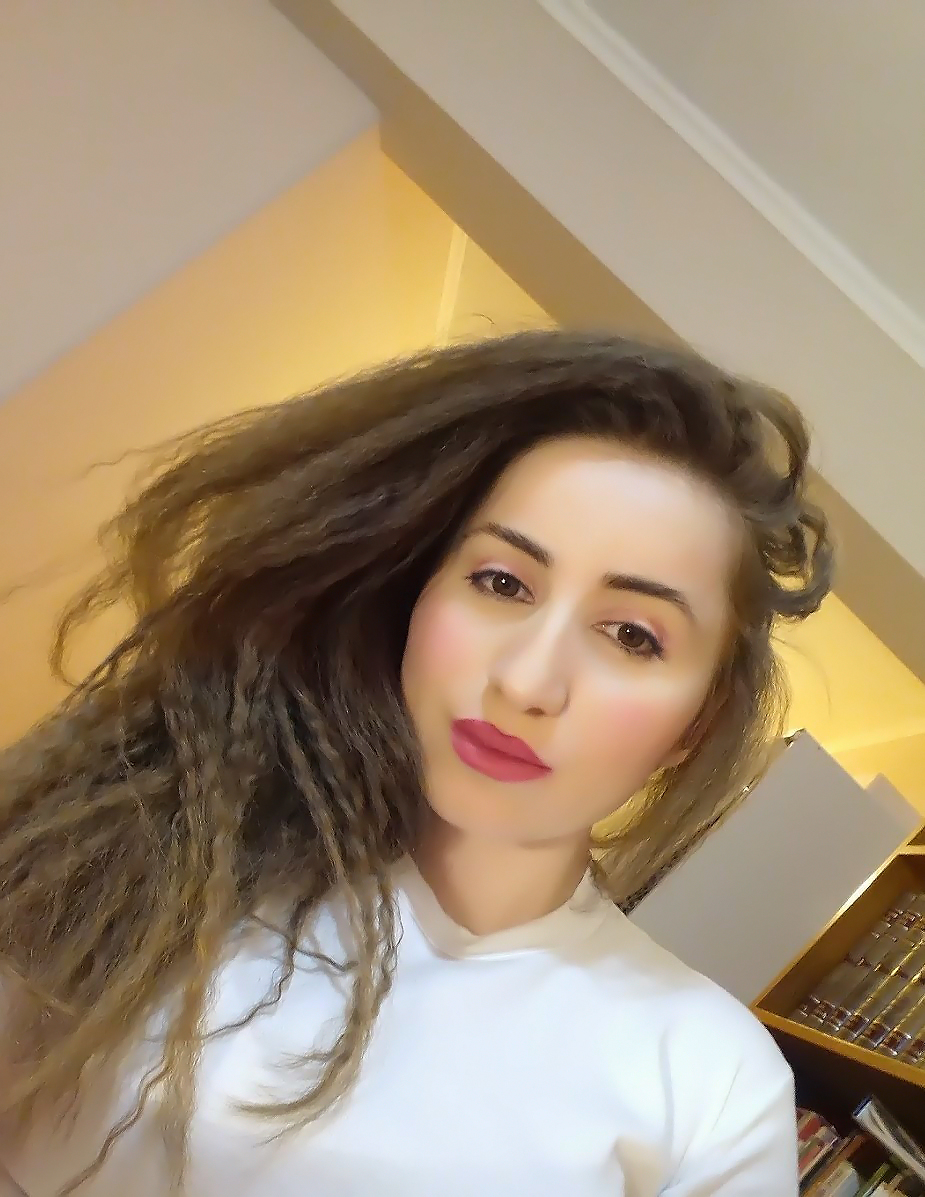 lorena-stroka-foto-biografia-mosha-gjatesia-instagram-facebook-gazetare-albstroka-kontakt-books-kush-eshte