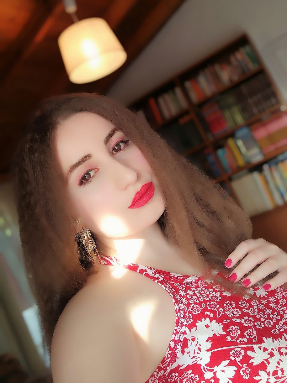 lorena-stroka-foto-kush-eshte-biografia-mosha-gazetare-instagram-facebook-height-kontakt-albstroka-poete-shkrimtare