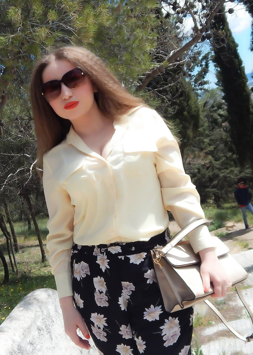 lorena-stroka-street-style-facebook-instagram-mosha-foto-facebook-bashkeshorti-gazetare-wikipedia-kontakt-albstroka-gjatesia-books