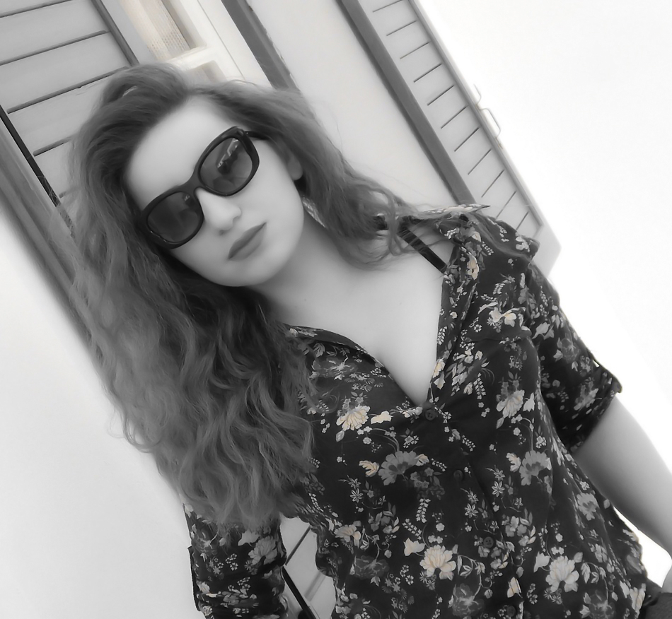 lorena_stroka_biografia_wikipedia_foto_gazetare_keshilla_bukurie_gazeta_albstroka_2017